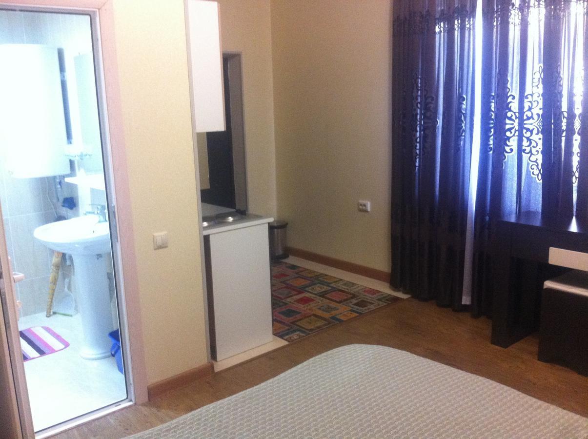 Vacation Home On Krasnomayakskaya 36 Sukhumi Eksteriør bilde